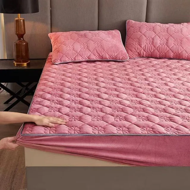 Jednobarevné prošívané prostěradlo na matraci
