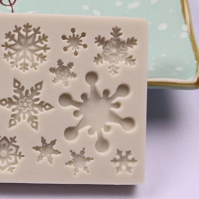 3D form for baking with snowflakes