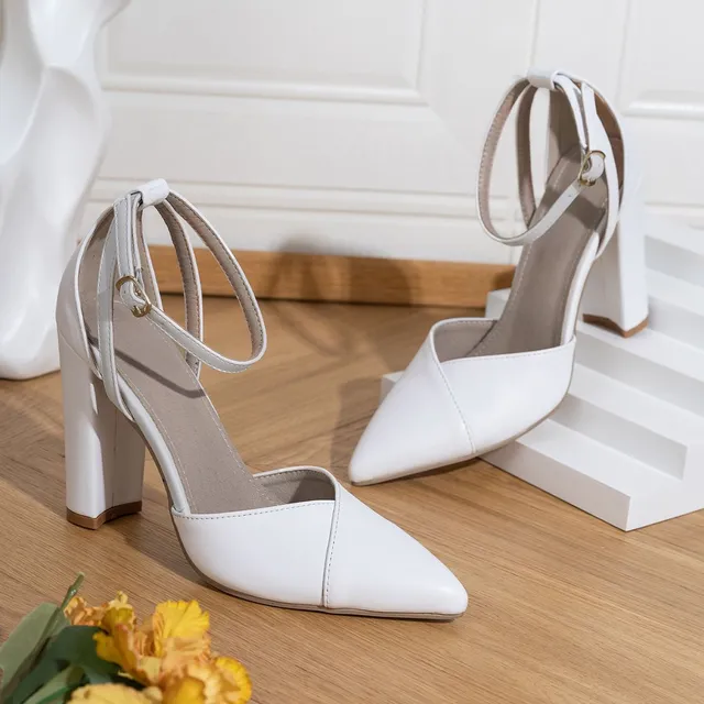 Elegant women's pumps in white and high heel