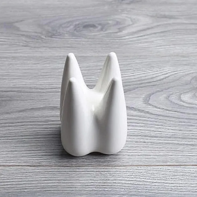 Decorative flower pot in the shape of a tooth