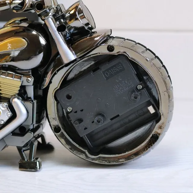Designové luxusní hodiny ve tvaru motorky v kovové barvě Servaos