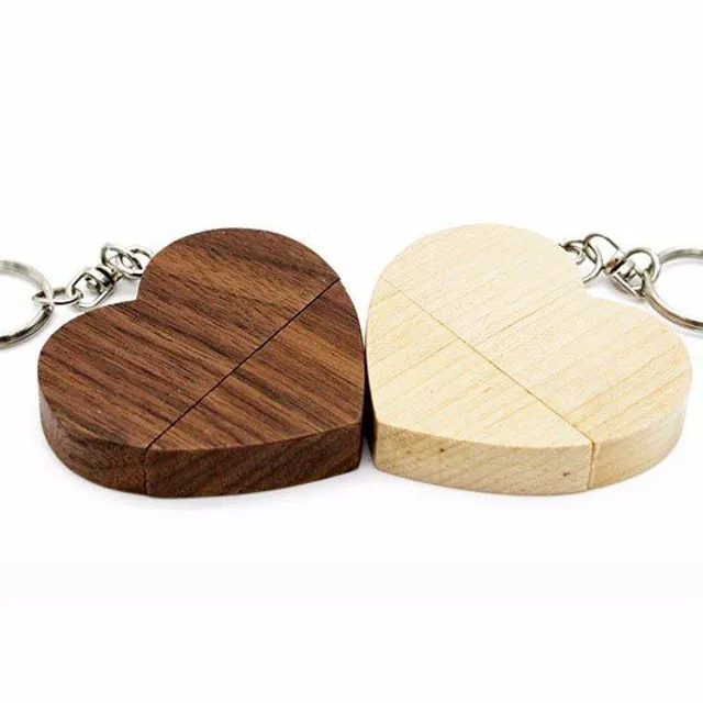 Stick USB în formă de inimă din lemn