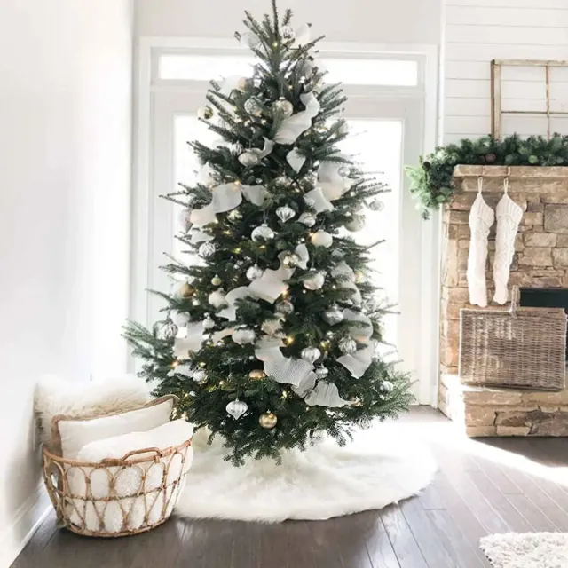 Vianočný plyšový koberec pod stromčekom čisto biely