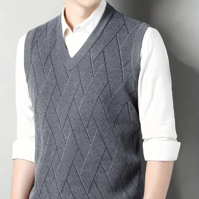 Knitted sleeveless vest with V-neck and cable pattern for men