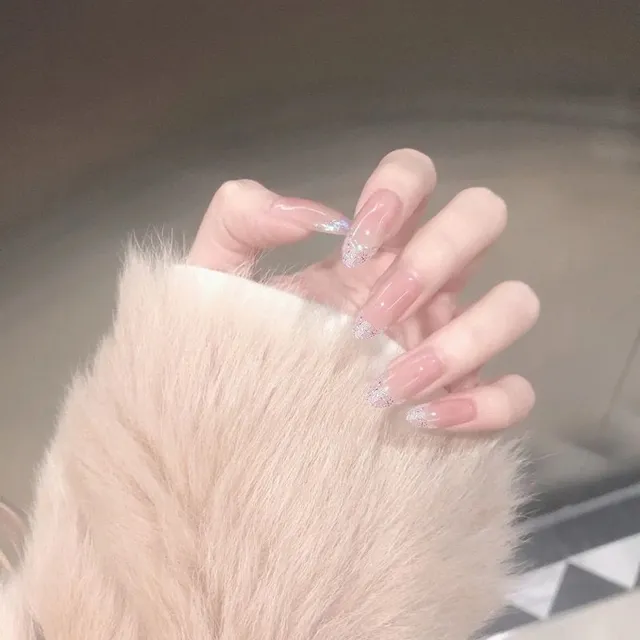 Modern fine artificial nails Anna
