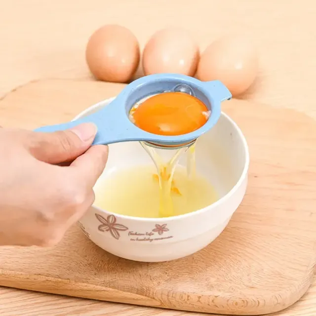 Jednoduchý a praktický oddeľovač vaječných bielok