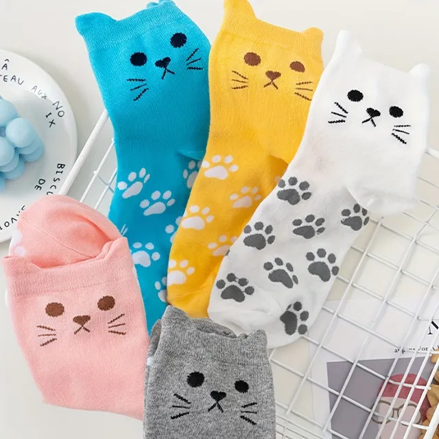 Trendy socks with cats, ideal for everyday wearing