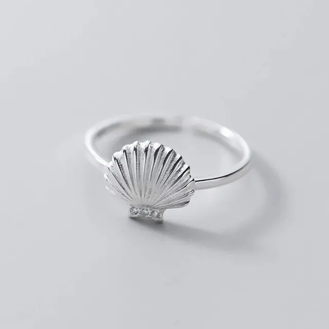 A lady's ring with a shell