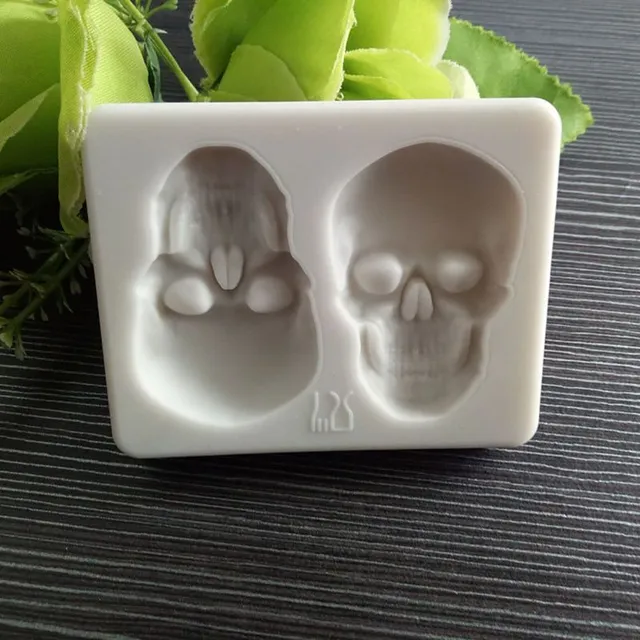 Silicone mould with skull