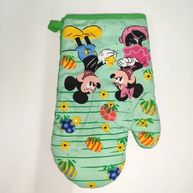 Resistant kitchen gloves with cartoon characters motif