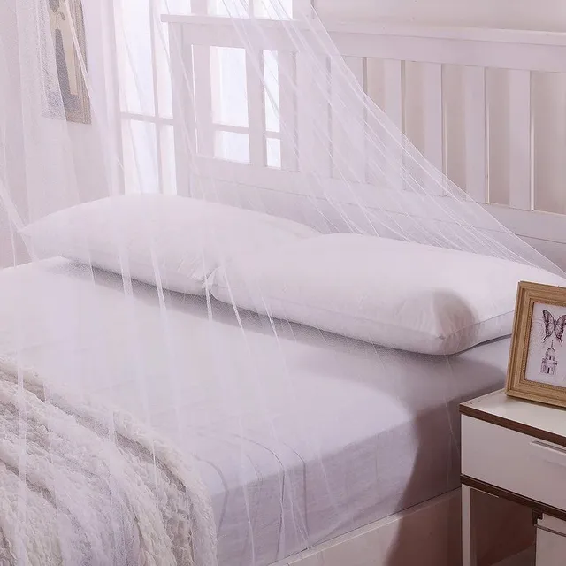 Elegantný baldachýn nad posteľou