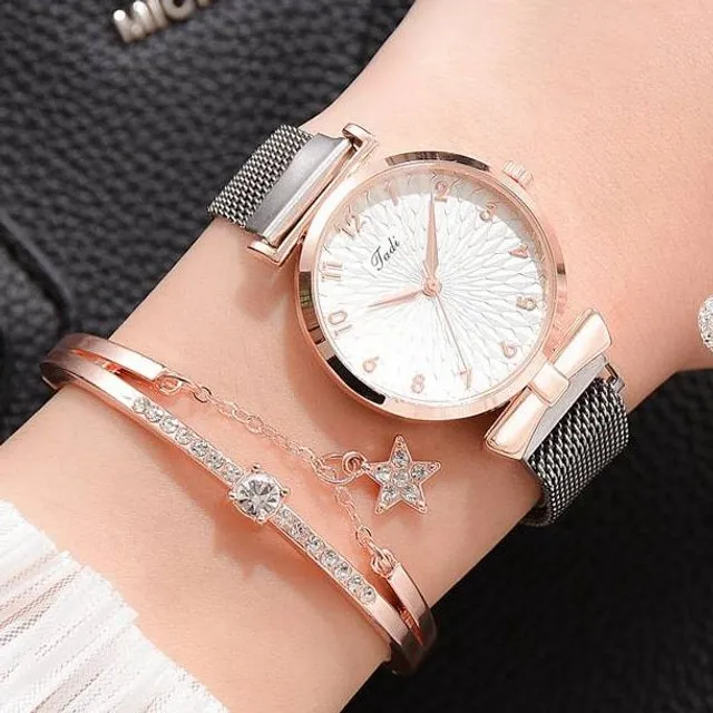 Women's wristwatch with elegant pattern