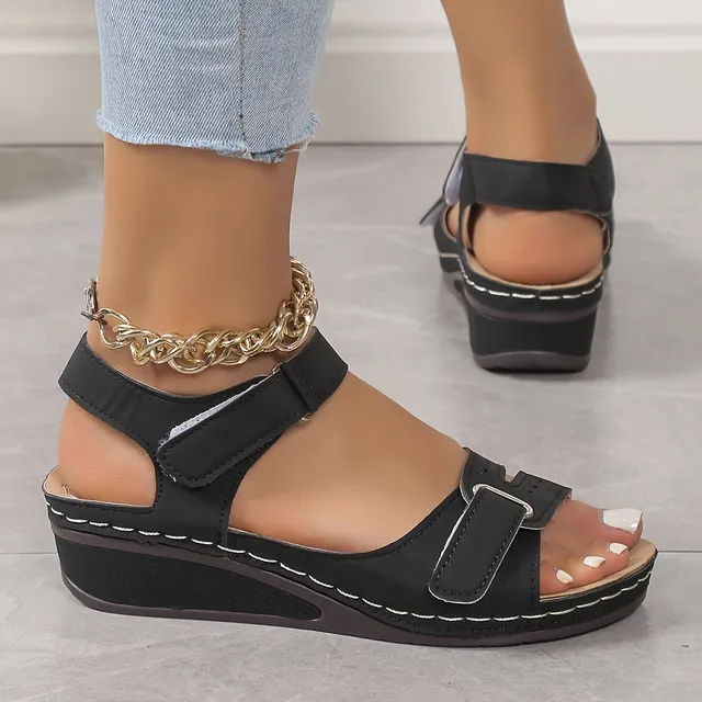 Dámské sandály s klínkem v retro stylu, jednobarevné, s otevřenou špičkou a zapínáním na suchý zip