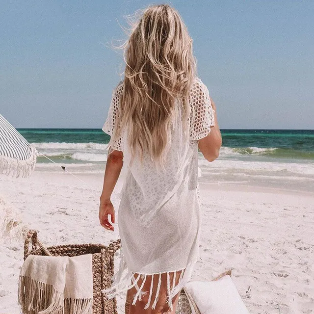 Pletené plážové biele roztomilé šaty so strapcami