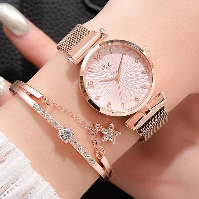 Women's wristwatch with elegant pattern