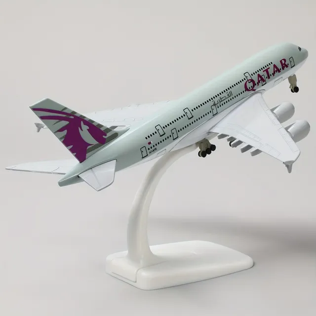 Model de colecție al avionului Airbus A380 al companiei Qatar Airways la scară 1:300