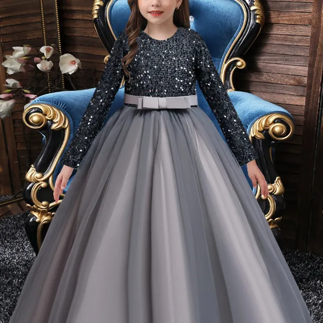 Beautiful dress of a princess with long sleeves, tulle stitching and sequins for birthdays, weddings, beauty contests, parties and balls.