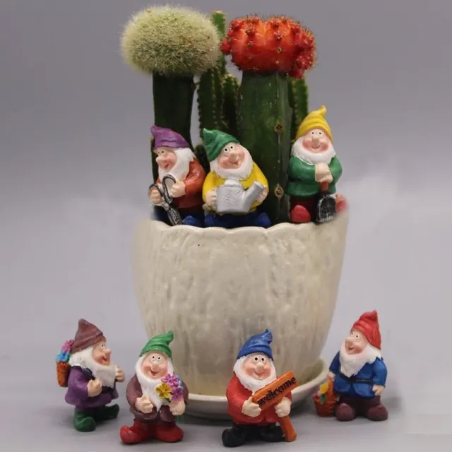 Záhradný dekoratívny mini trpaslík v zábavnom dizajne