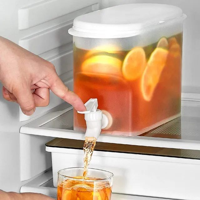 Praktická moderní menší nádoba s dávkovačem do lednice na různé nápoje