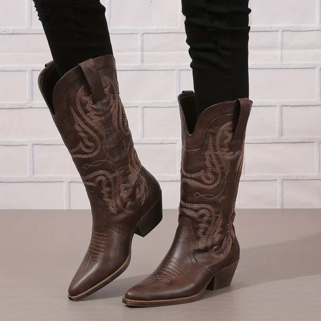 Dámske západné topánky s výšivkou, monochromatické, špicaté, s výstrihom v tvare V, s nízkym retro pätou.