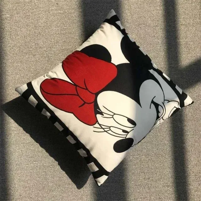 Potah na dětský polštářek s roztomilými motivy postav Mickey a Minnie