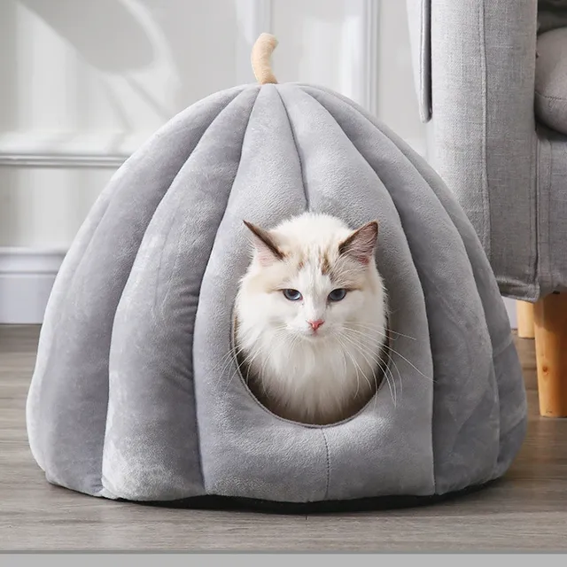 Cuib plăcut și confortabil pentru pisici în formă de dovleac