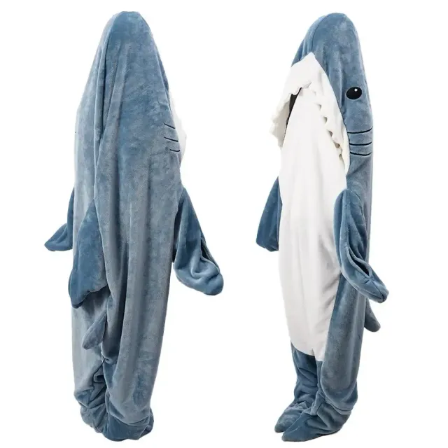 Pijama pentru copii și adulți cu motiv de rechin sub formă de sac de dormit și pătură confortabilă din material de înaltă calitate - pentru vise dulci și relaxare.