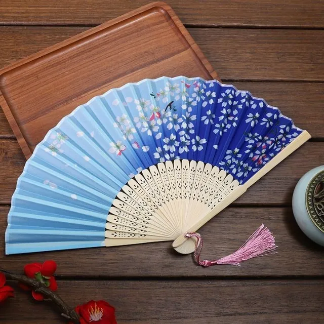 Japoński modny stylowy nowoczesny fan na gorące letnie dni