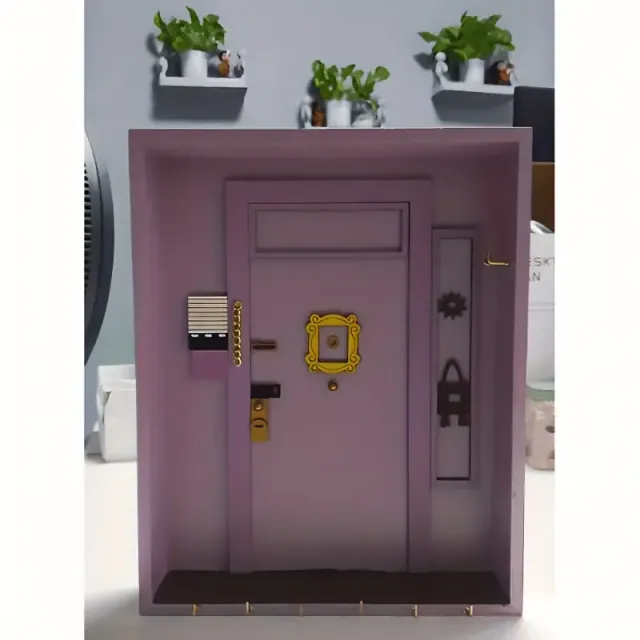 1 ks drevený fialový vešiak v dizajne vchodových dverí