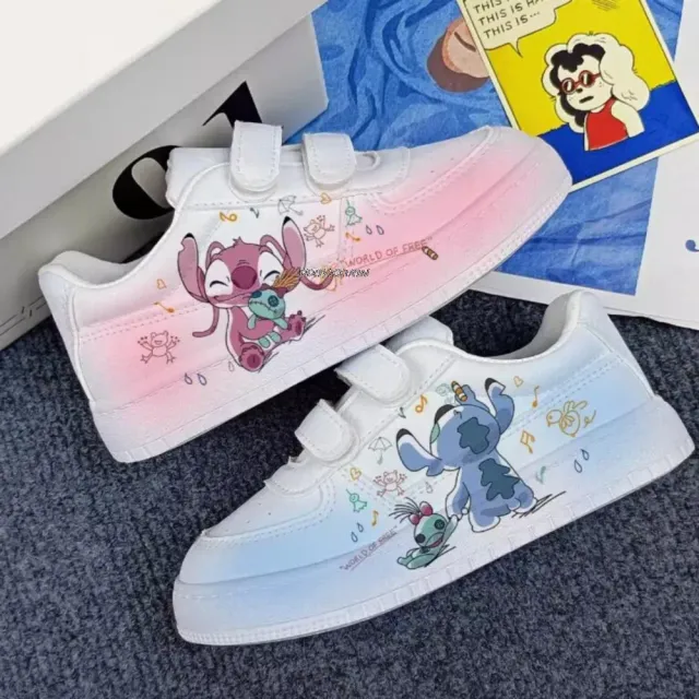 Tenisi sportivi trendy pentru copii, de culoare albă, cu imprimeu cu personajele animate Stitch și Angel