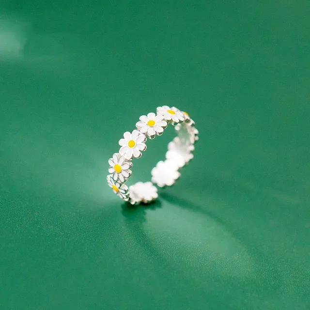 Ladies modern ring with beautiful daisies