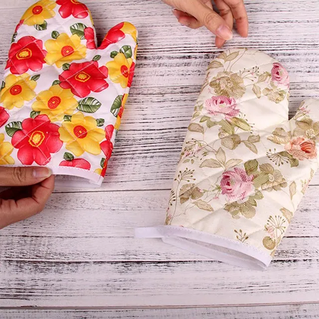 Kitchen gloves with floral pattern