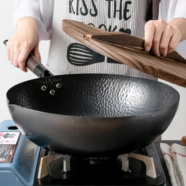 Čínská ručně vyráběná železná wok pánev s nepřilnavým povrchem
