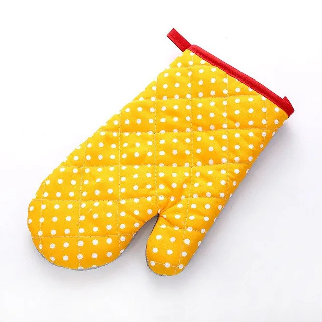 Kitchen mitt with polka dots