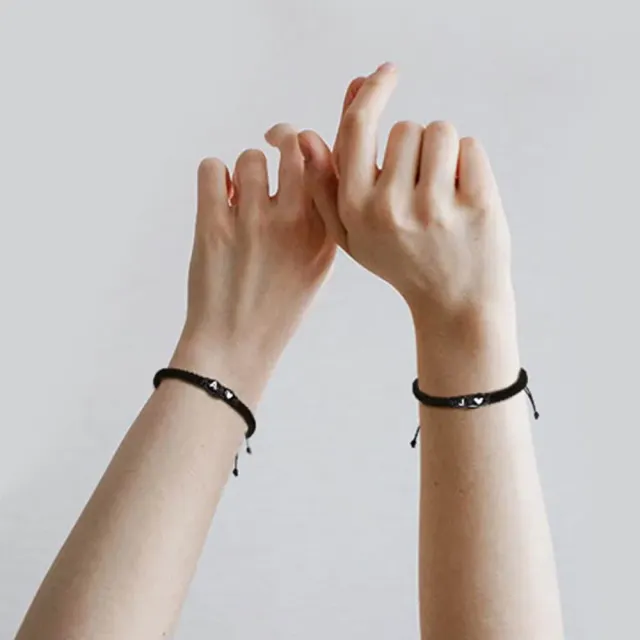 Knitted bracelet with 26 letters to choose from, black and white, with heart beads