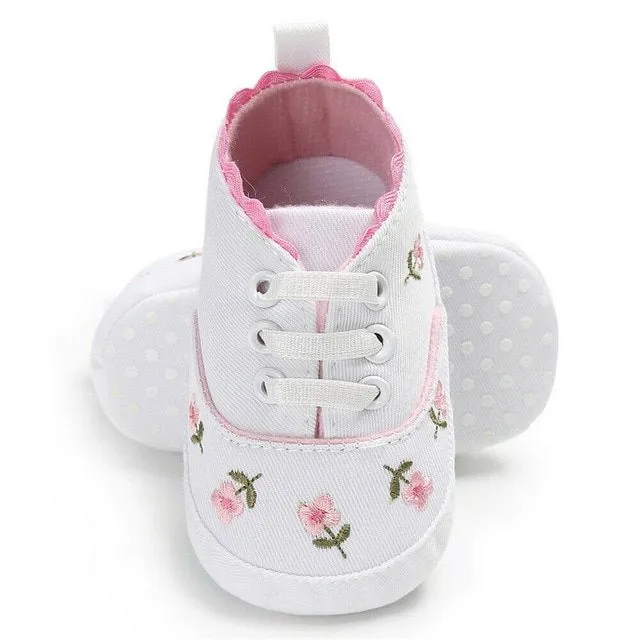 Buty dziecięce dla dziewczynek z kwiatami