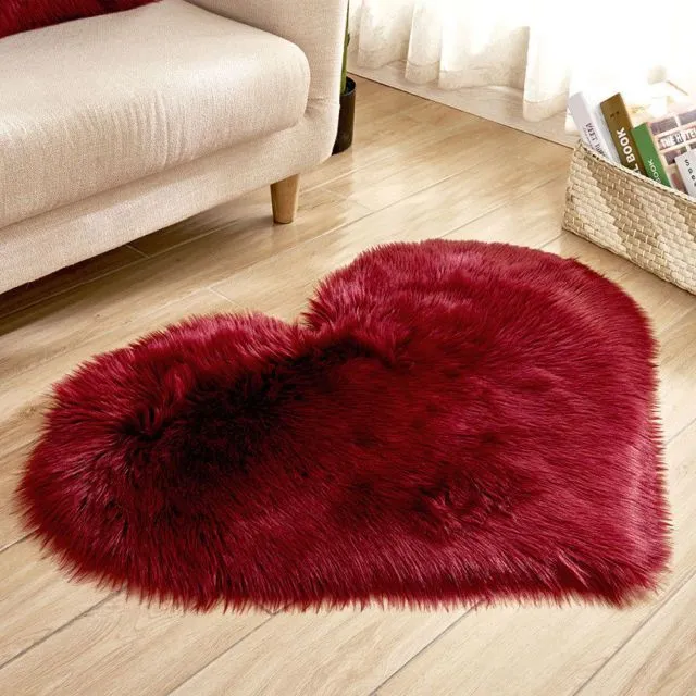 Hairy rug in the shape of a heart 40x50cm