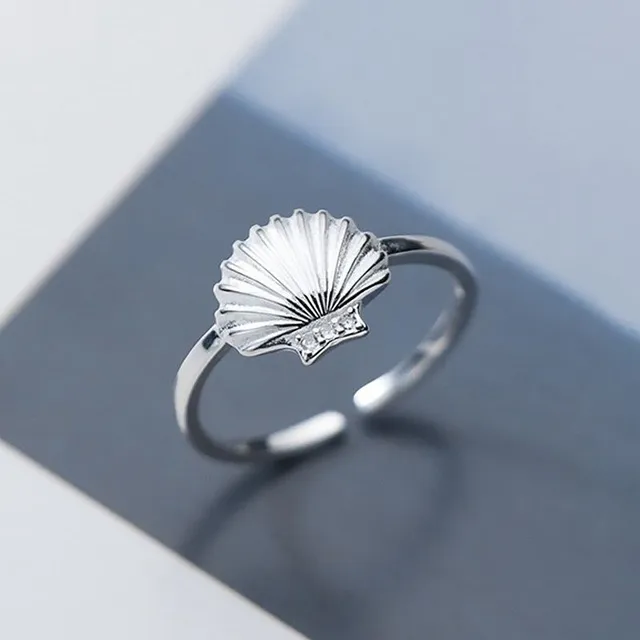 A lady's ring with a shell