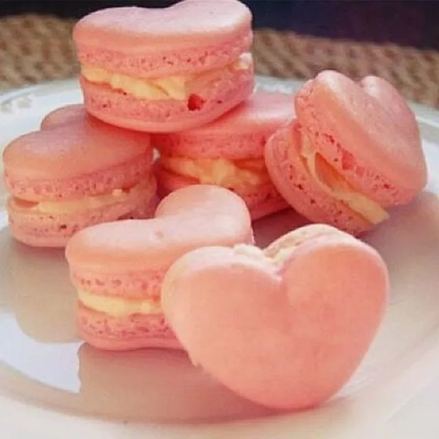 Heart-shaped silicone mould for macaroons
