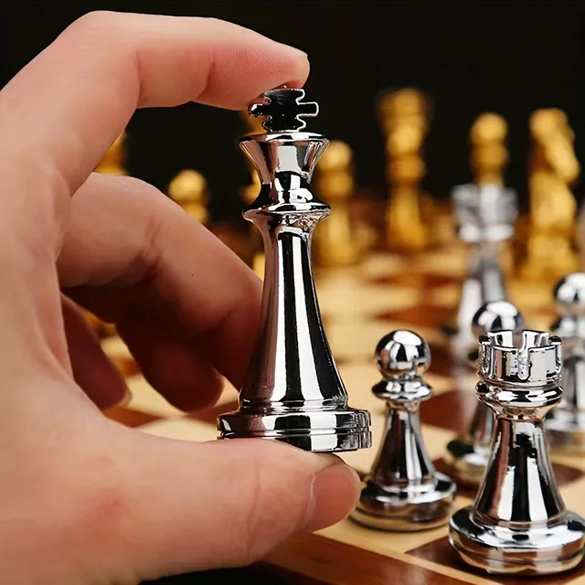 Šachová Souprava z Prémiového Masivního Dřeva s Váženými Figurkami z Cinkové Slitiny