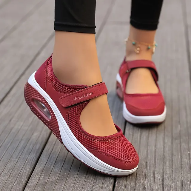 Comfortable outdoor shoes with belt around the ankle