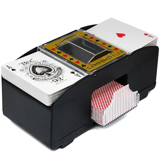 Robot automatický nástroj na miešanie pokerových kariet.