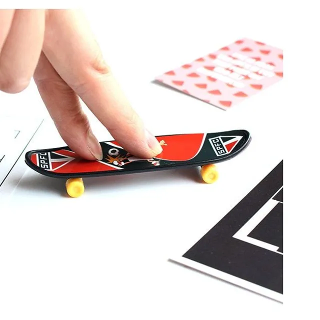 Mini skateboard degetar din plastic