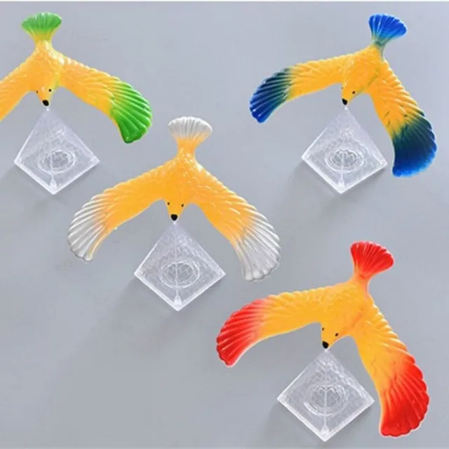 Magická balančná hračka v tvare orla, ktorý sa drží za zobák - náhodná farba Lubosh