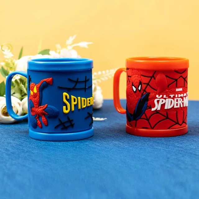 Trendy plastový pohár zdobený superhrdinom Spider-man