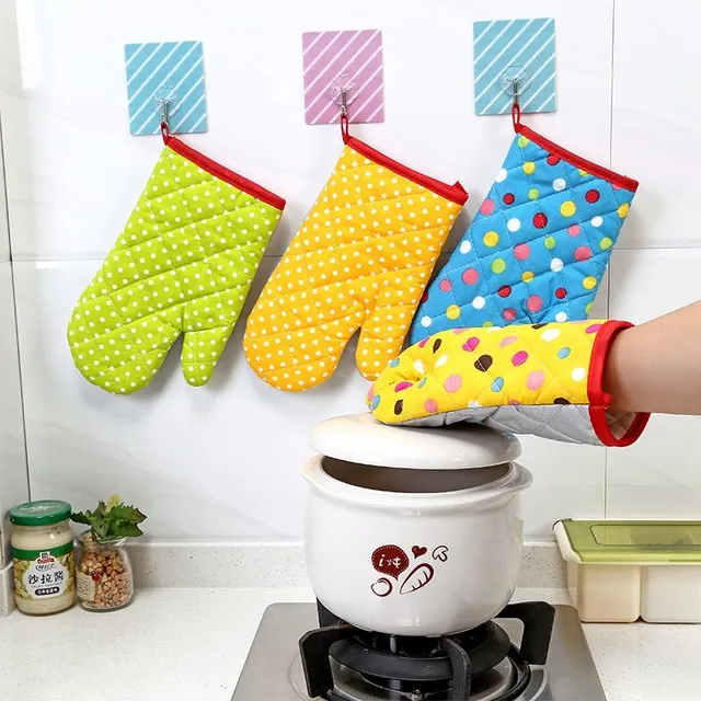 Kitchen mitt with polka dots