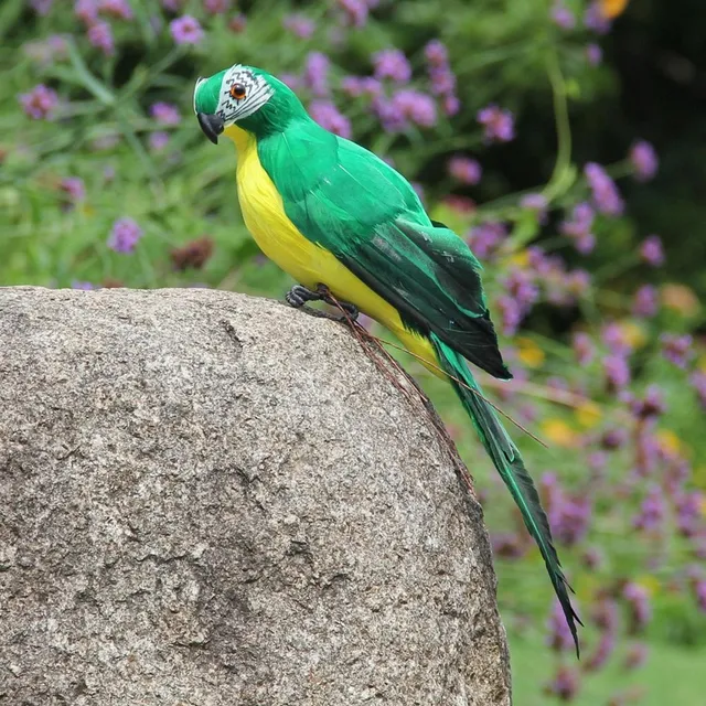 Zahradní dekorační realistický papoušek