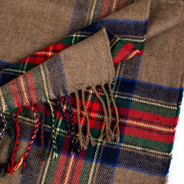 Škótsky pruhovaný nadrozmerný šál s kapucňou a tučným tasselom