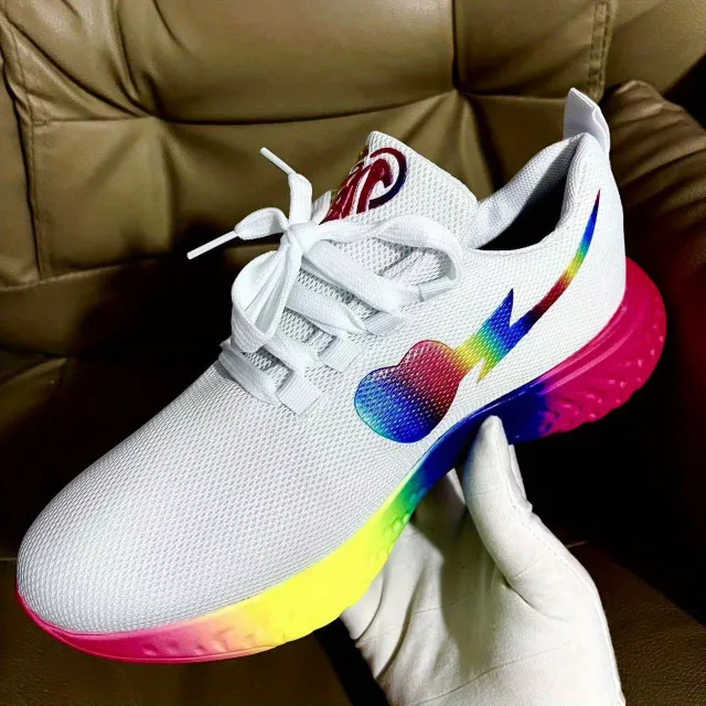 Damen Laufschuhe mit Regenbogen-Sohle aus atmungsaktivem Gewebe und Schnürsenkeln