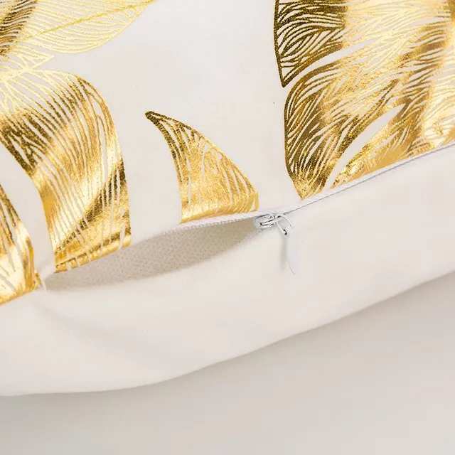 Krásne obliečky na vankúše so zlatými ornamentmi